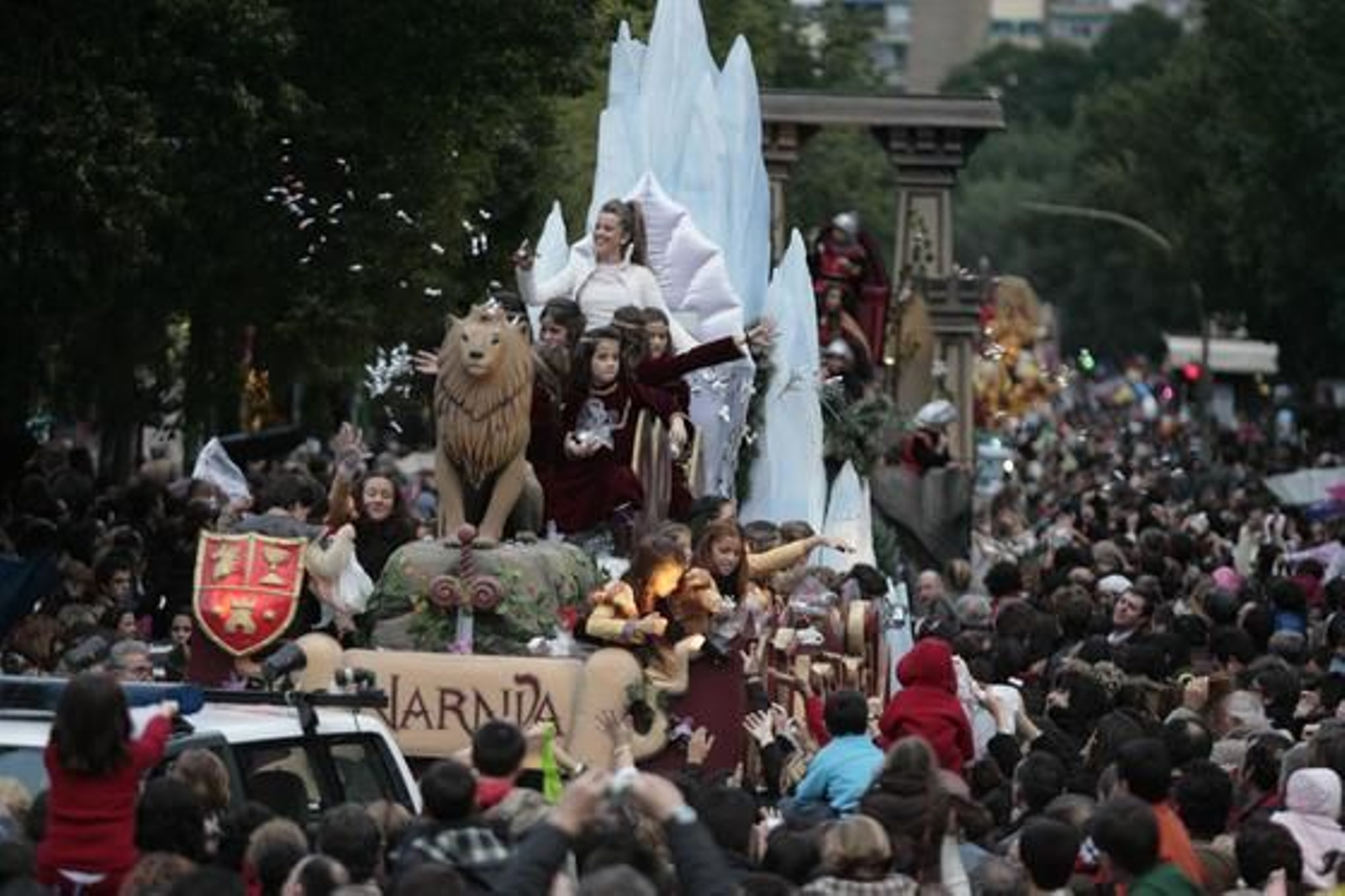 Entre la multitud pasa la carroza inspirada en la novela "Las Crónicas de Narnia".

Foto: Juan Carlos Muñoz