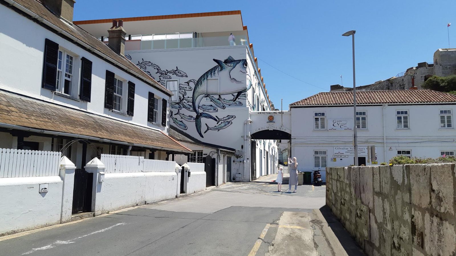 Recreación del exterior del acuario, con un mural con peces. Recreación del exterior del acuario, con un mural con peces.