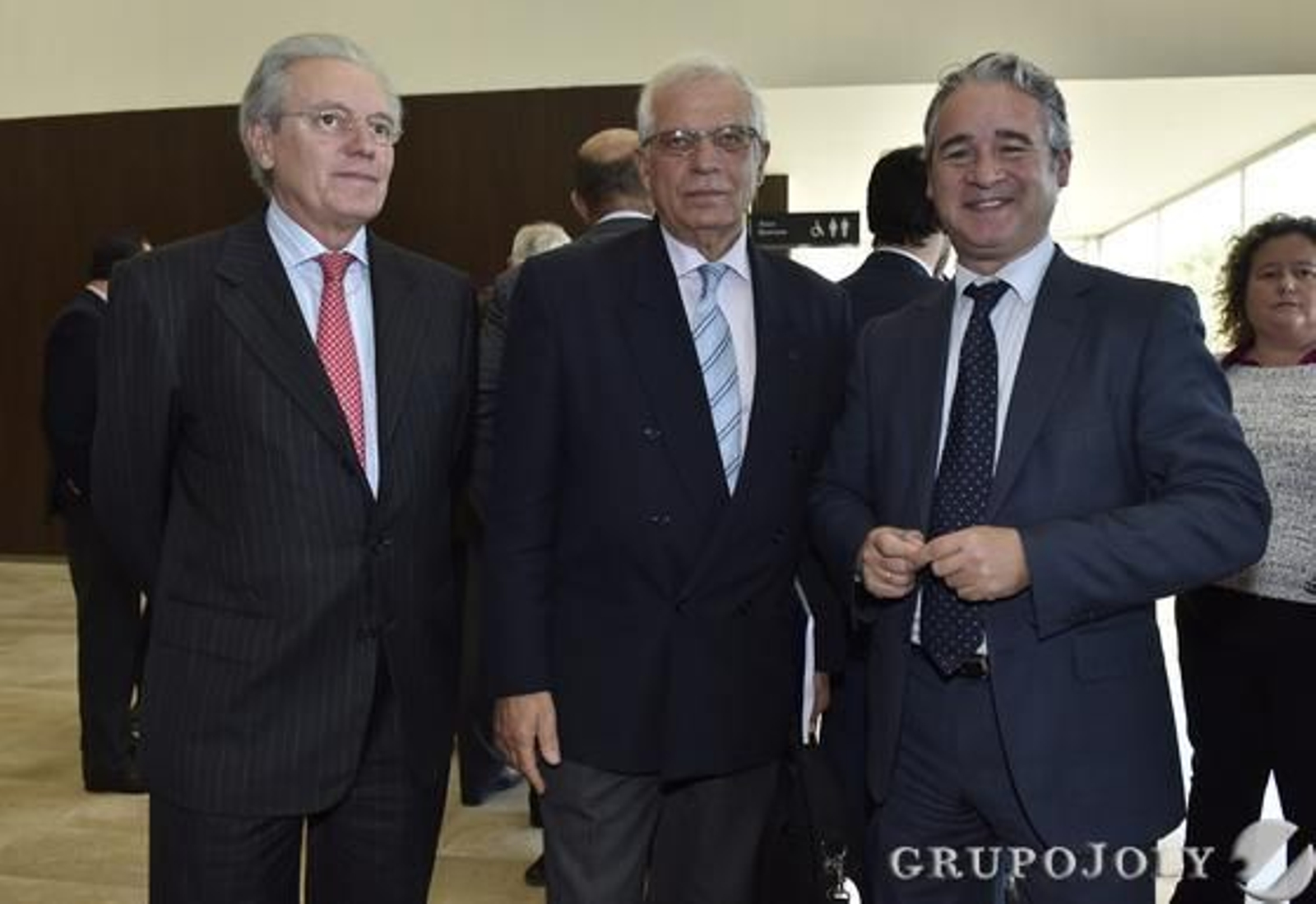 El ex presidente de la Diputación de Sevilla Miguel Ángel Pino, Josep Borrell y Agustín Rodríguez Ruiz, director de la Oficina de Empresas de Banco Sabadell.


Foto: Juan Carlos Vázquez/ Victoria Hidalgo
