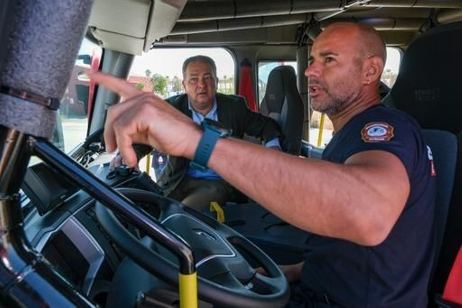 Un bombero explica a David Toscano los detalles del nuevo vehículo Un bombero explica a David Toscano los detalles del nuevo vehículo