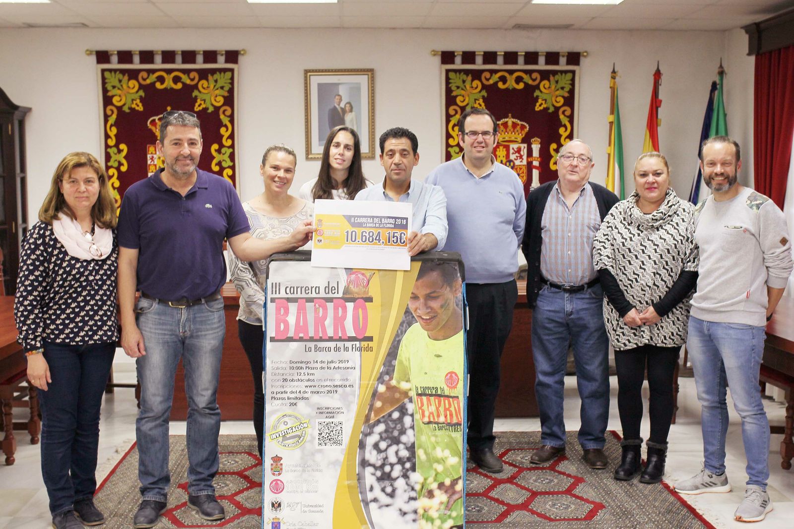 Representantes del Ayuntamiento y de la asociación ‘1.000 kilómetros contra el cáncer’, este viernes en La Barca.