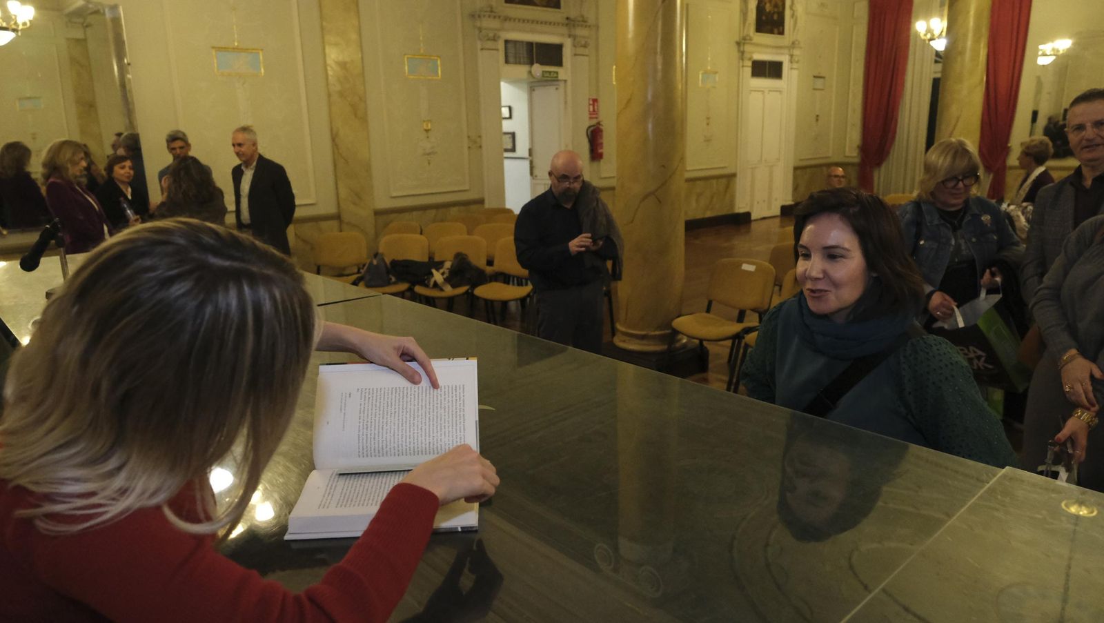 Imágenes del Diario de los Libros con la finalista del Premio Planeta 2024, Beatriz Serrano