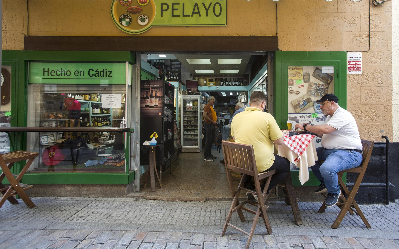 Así es el bar Pelayo-Hecho en Cádiz, un museo del buen comer y el motor