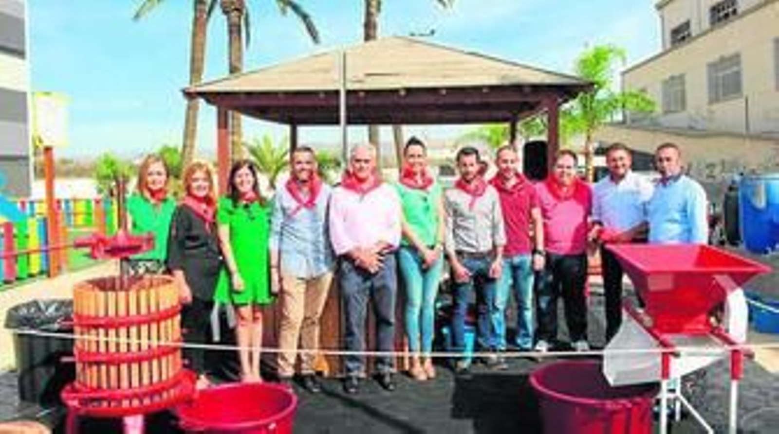 Juan Parra y Paco Jiménez obtienen 44 litros de vino en su particular pisada