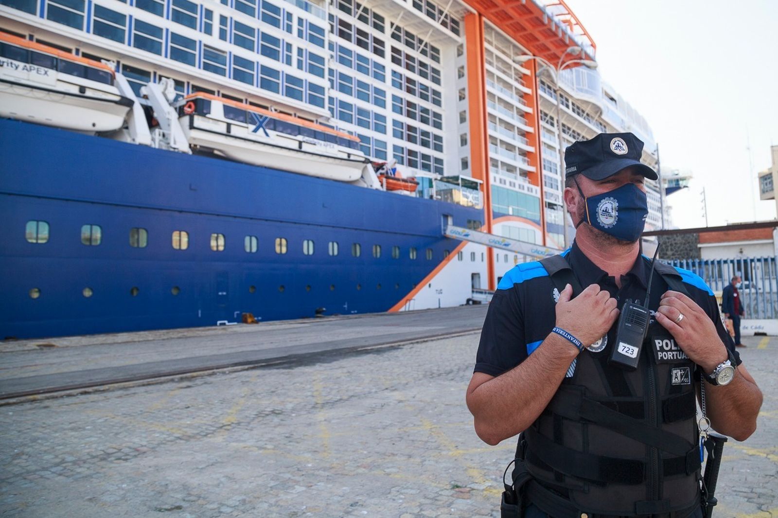 Un policía portuario, con el gigantesco ‘Celebrity Apex’, durante su escala de este miércoles, en Cádiz.