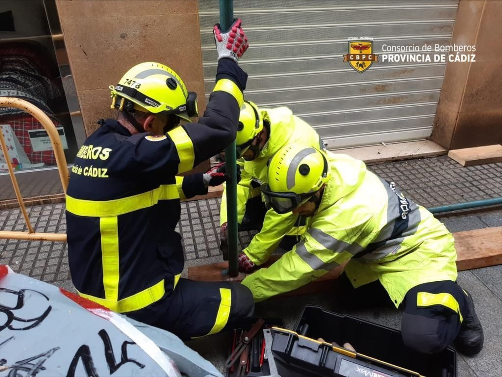 Así han sido los trabajos de los Bomberos en el balcón de la calle Columela