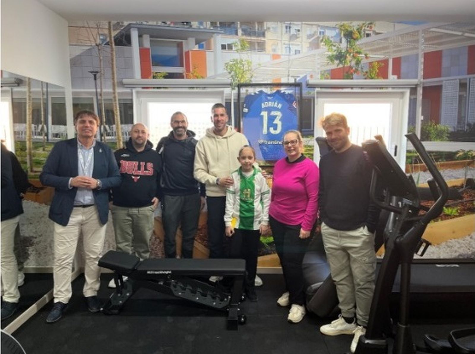 Adrián San Miguel apadrina el nuevo gimnasio de la Casa Ronald McDonald de Sevilla