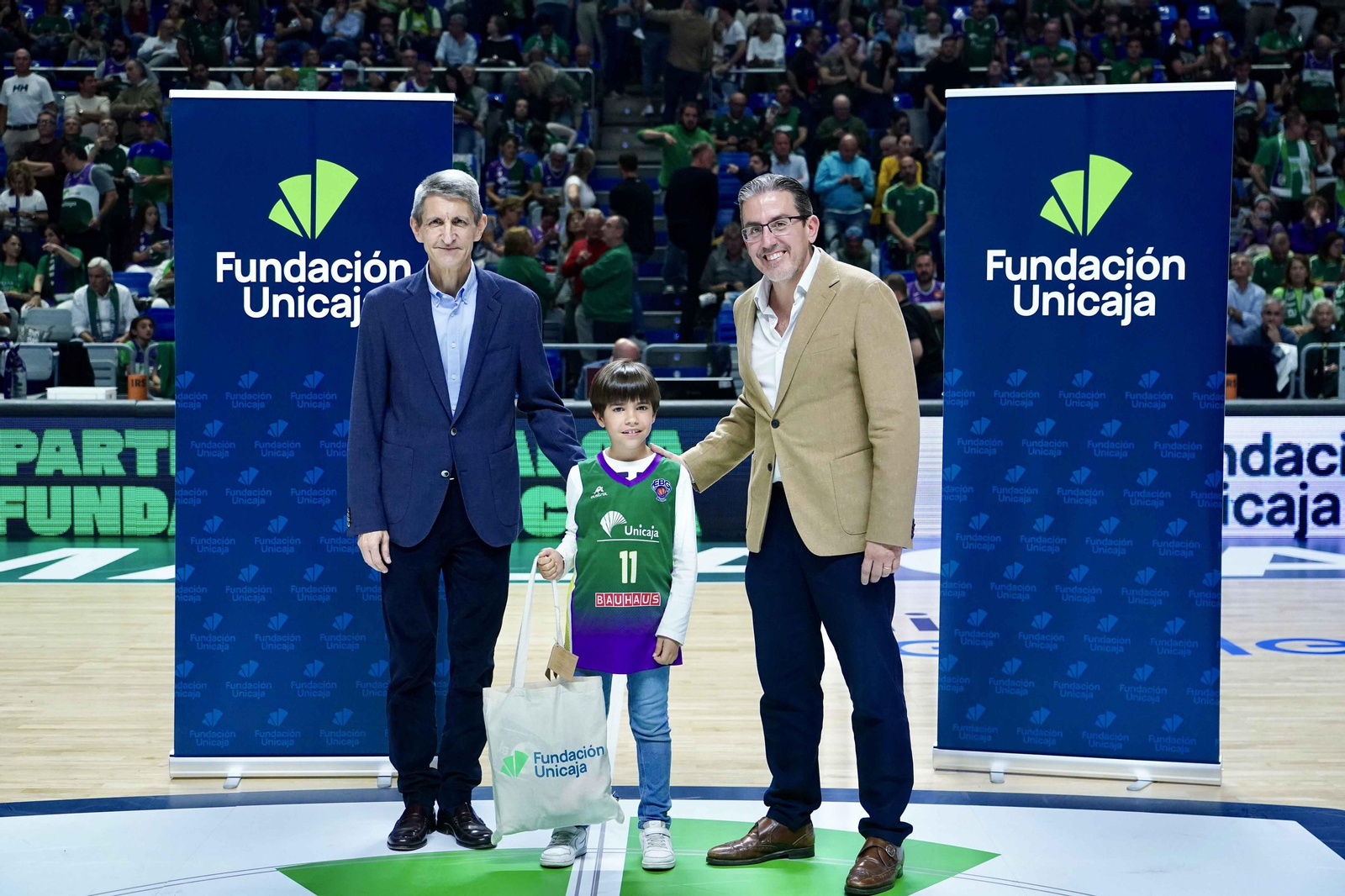 Fundación Unicaja entrega cheques solidarios a cuatro asociaciones en el partido entre el Unicaja y el Real Madrid