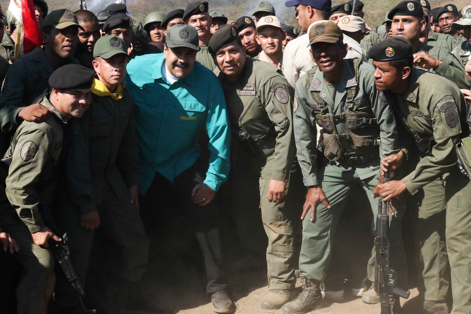 Maduro posa con las tropas durante unos ejercicios militares en el fuerte Paramacay, en Carabobo.