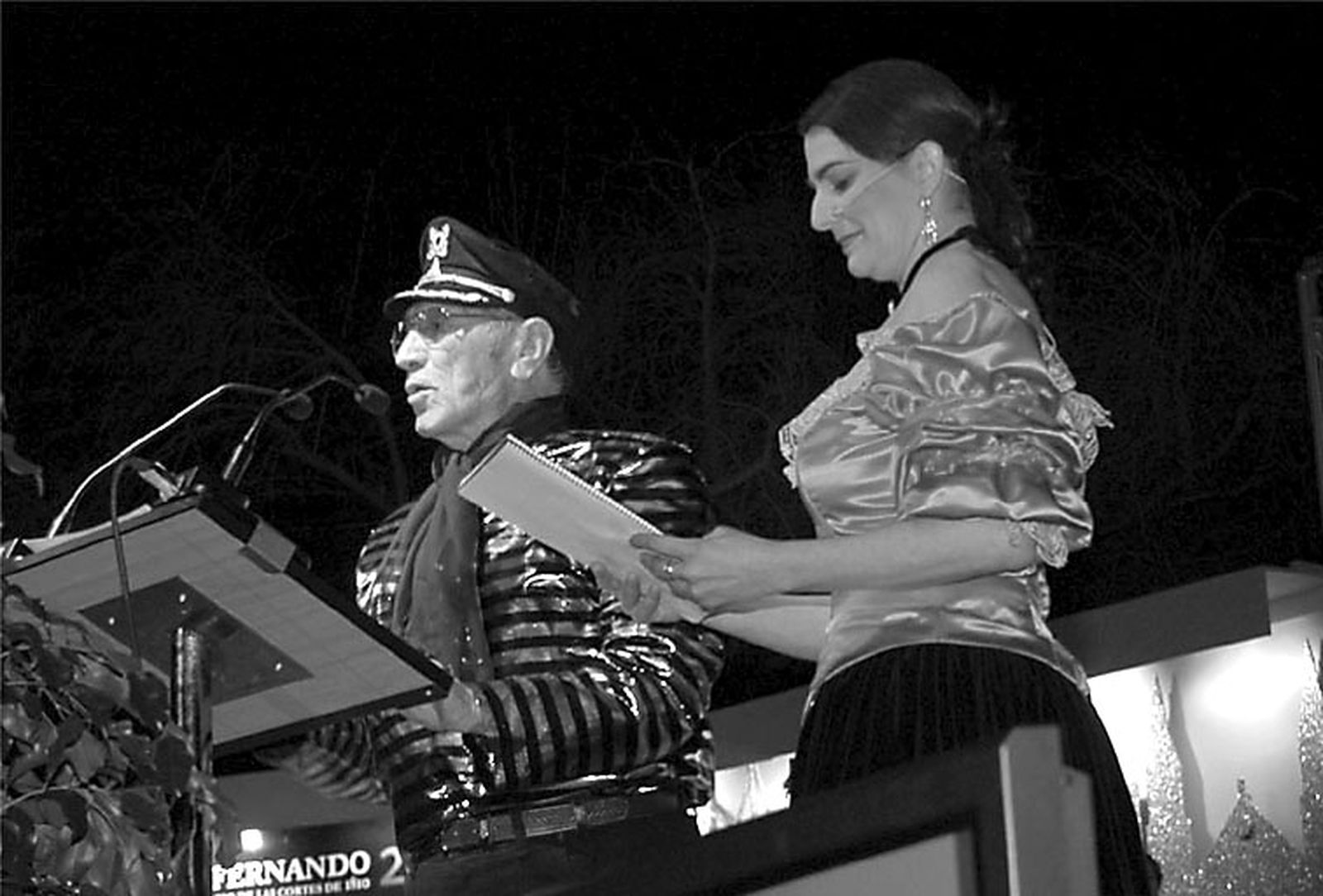 Paz Santana, pregonera del Carnaval de San Fernando en 2006, con José Ramos Borrero 'Requeté'