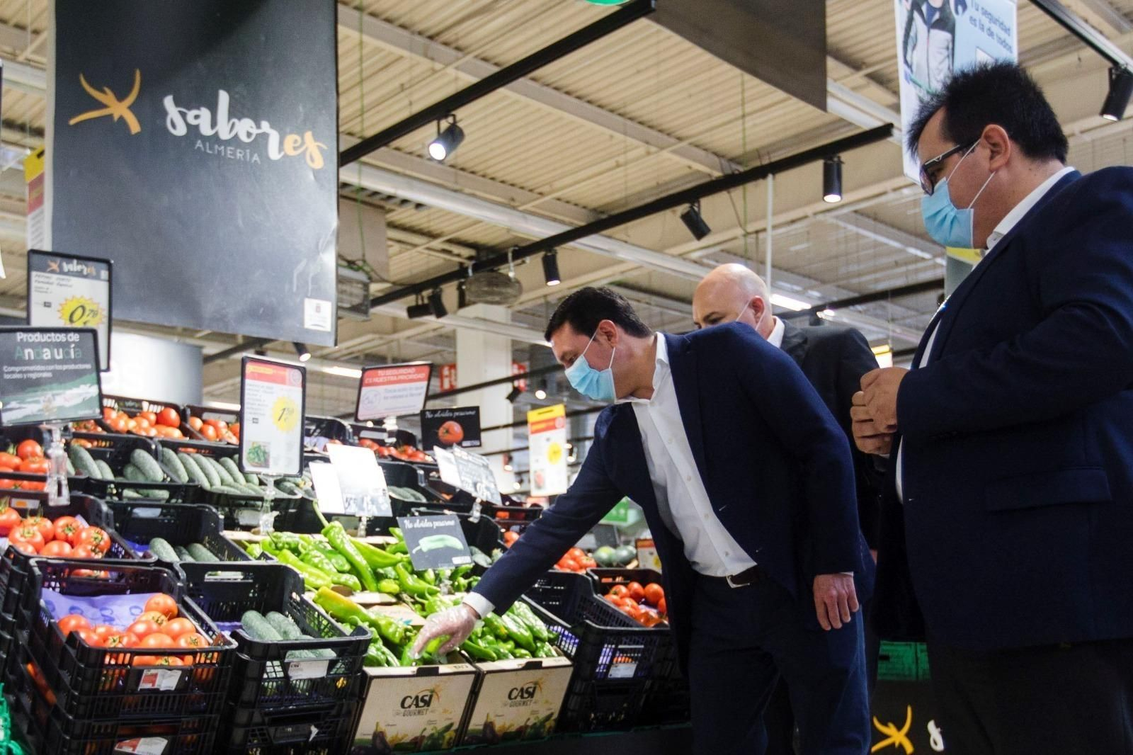 Acción comercial de 'Sabores Almería' en una gran cadena de supermercados.