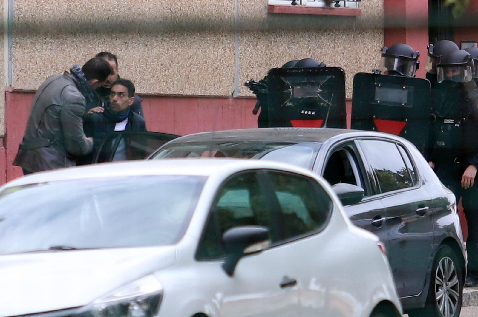 Imágenes del atrincherado que amenazaba con hacer estallar una bombona en el Torrejón, Huelva