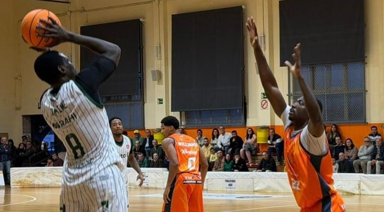 Lamine lanza a canasta ante la presencia de un rival.