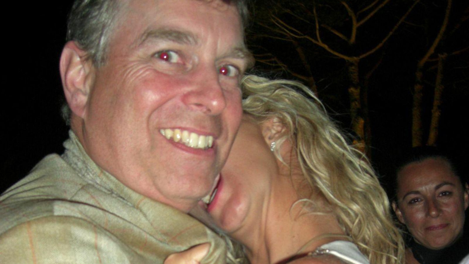 En una de las supuestas fiestas salvajes a las que, se dice, asistía el hijo de Isabel II, con una mujer.