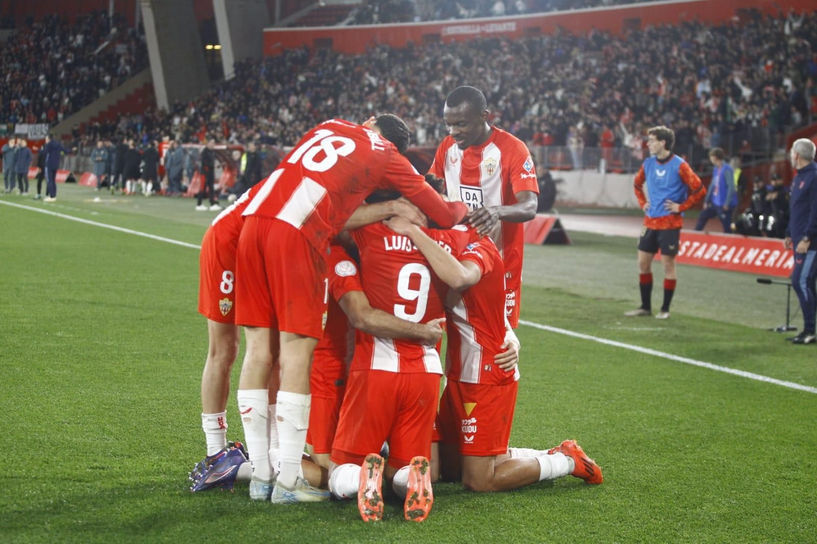 Los rojiblancos celebran uno de sus cuatro goles frente al conjunto sevillista en su victoria en los dieciseisavos de Copa.
