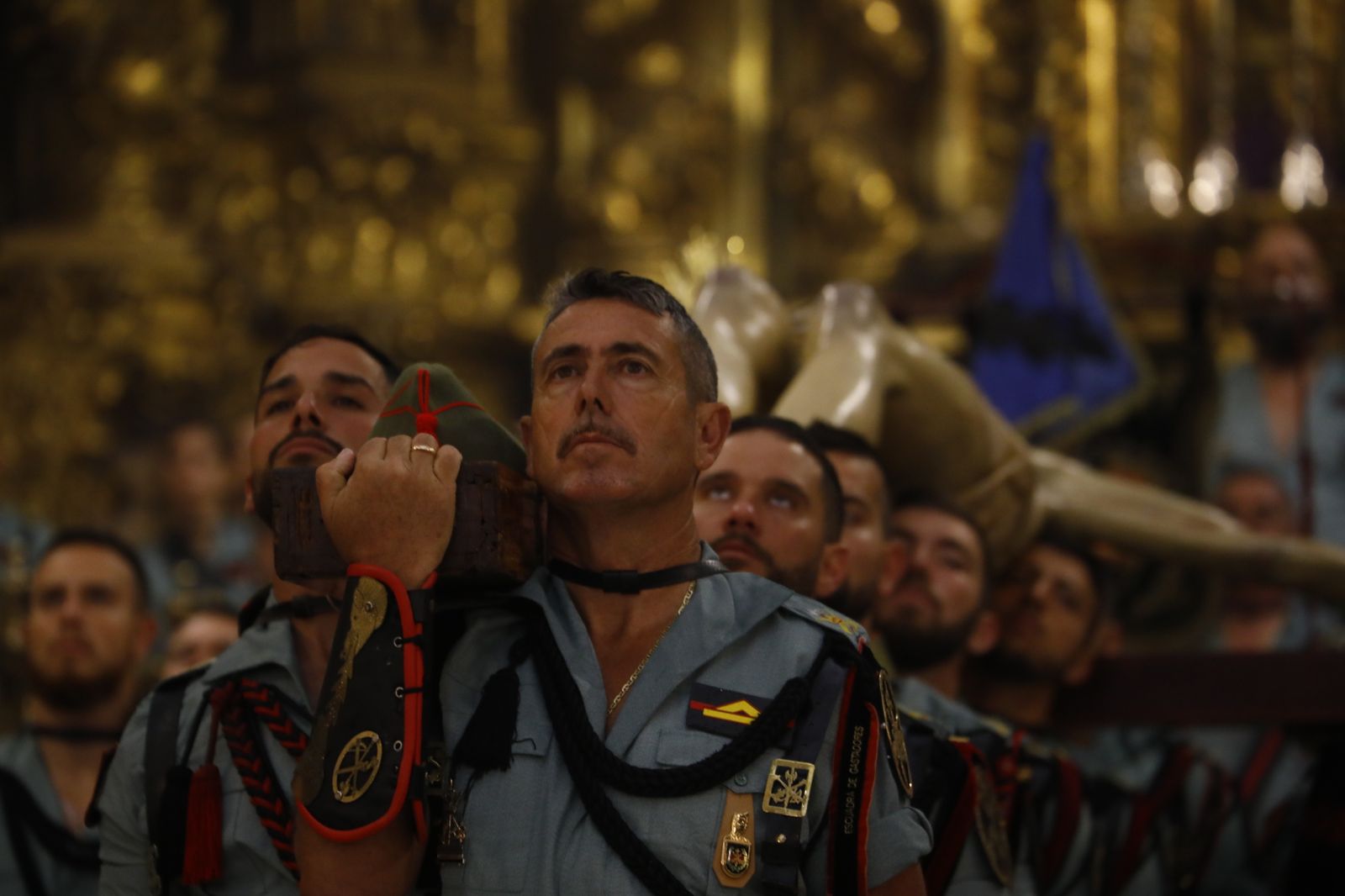 Las mejores imágenes del vía crucis de la Caridad de Córdoba con la Legión en este Viernes Santo