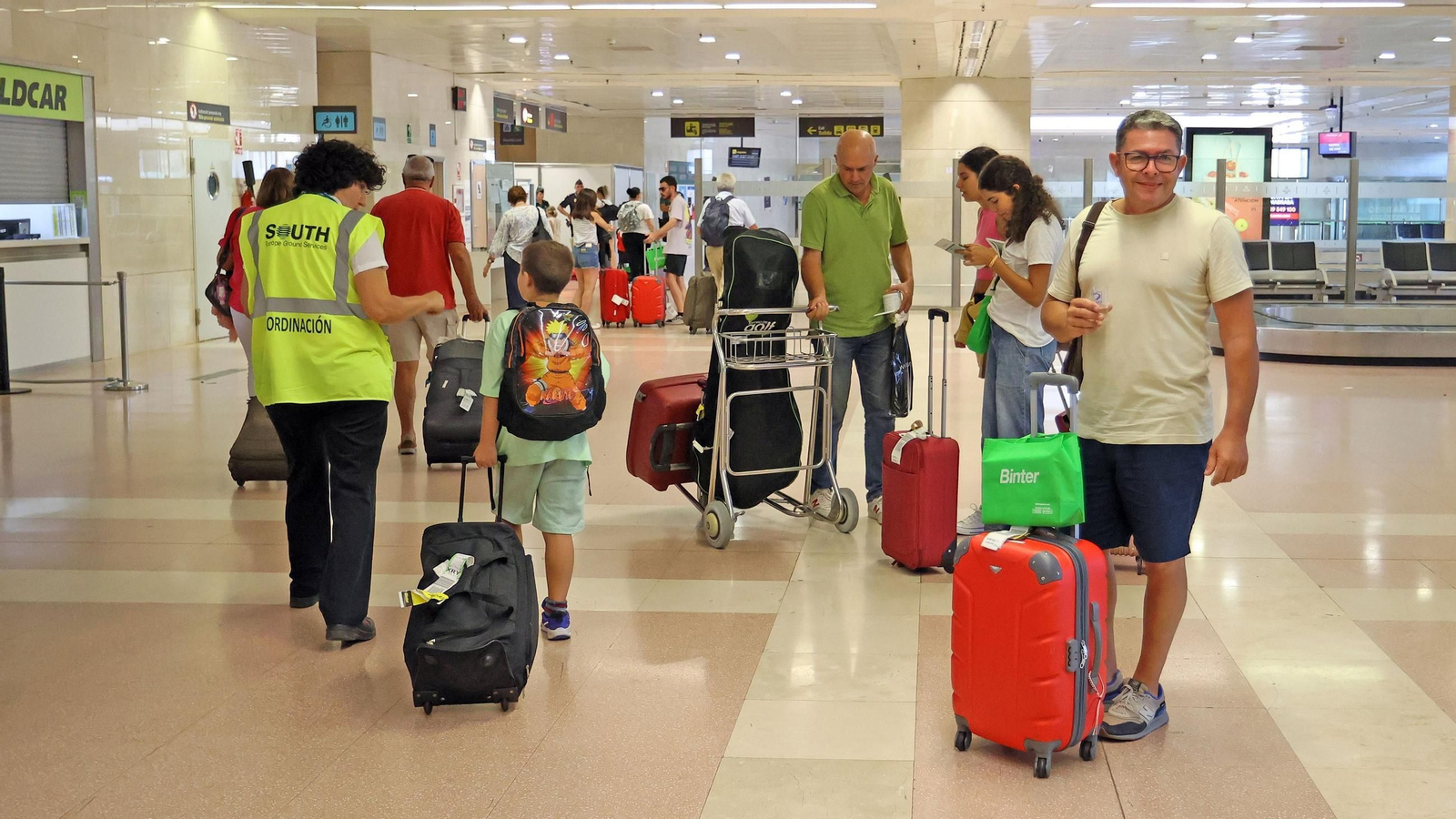 Pasajerops de la aerolínea Binter en el aeropuerto de Jerez