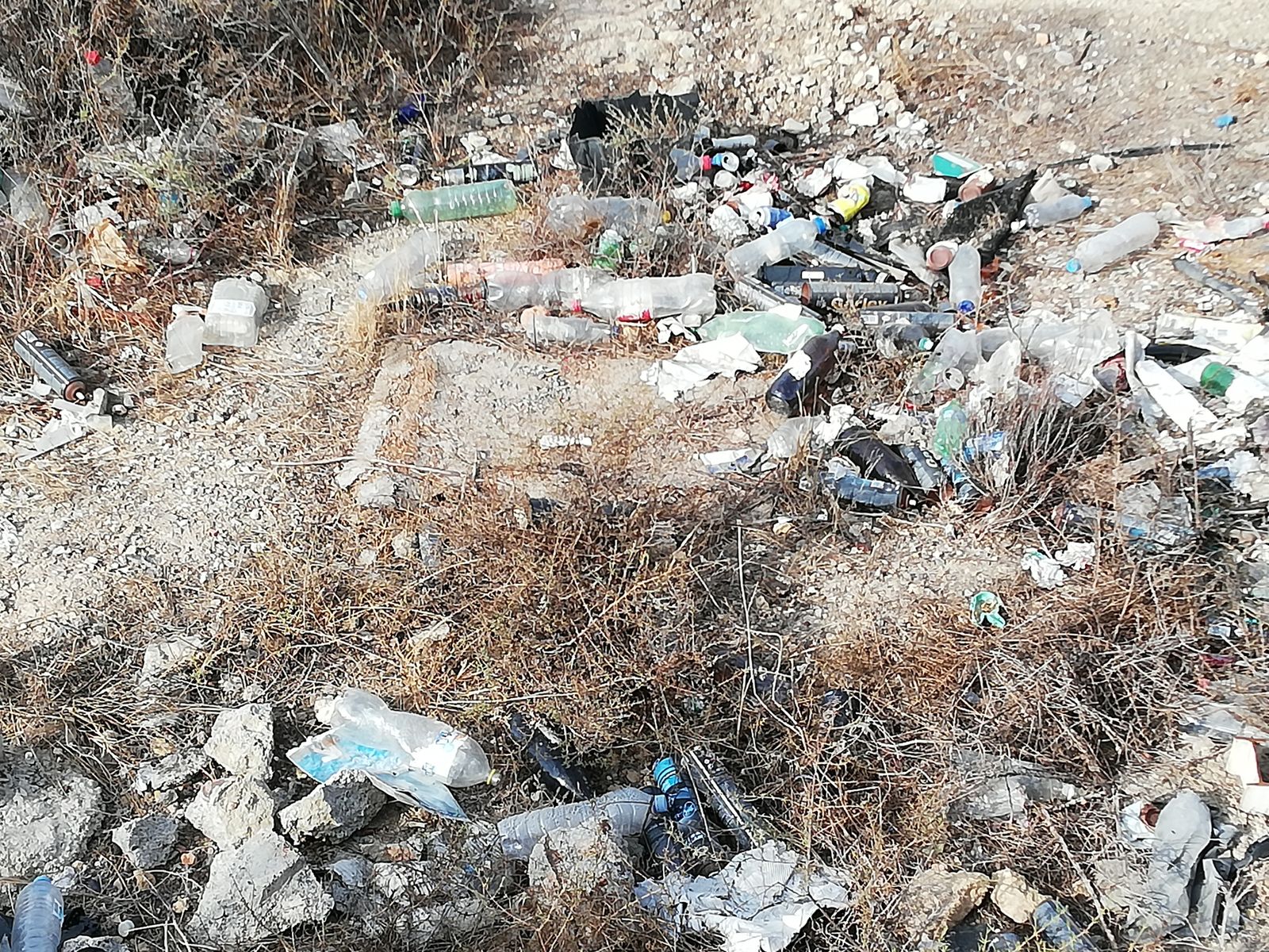 Basura acumulada alrededor del Hospital Torrecárdenas