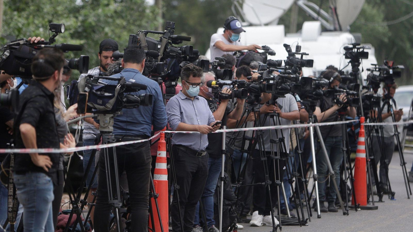 Los medios de comunicación, en los alrededores del domicilio de Maradona.