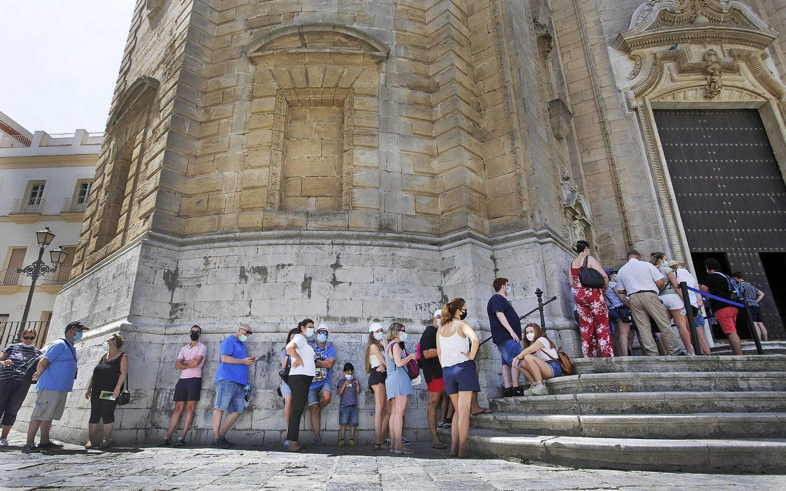 Cola de turistas para entrar en la Catedral de Cádiz.
