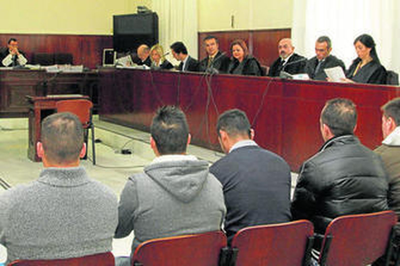 Celebración de la vista oral en la sala de la Audiencia de Huelva, con los procesados en el banquillo.
