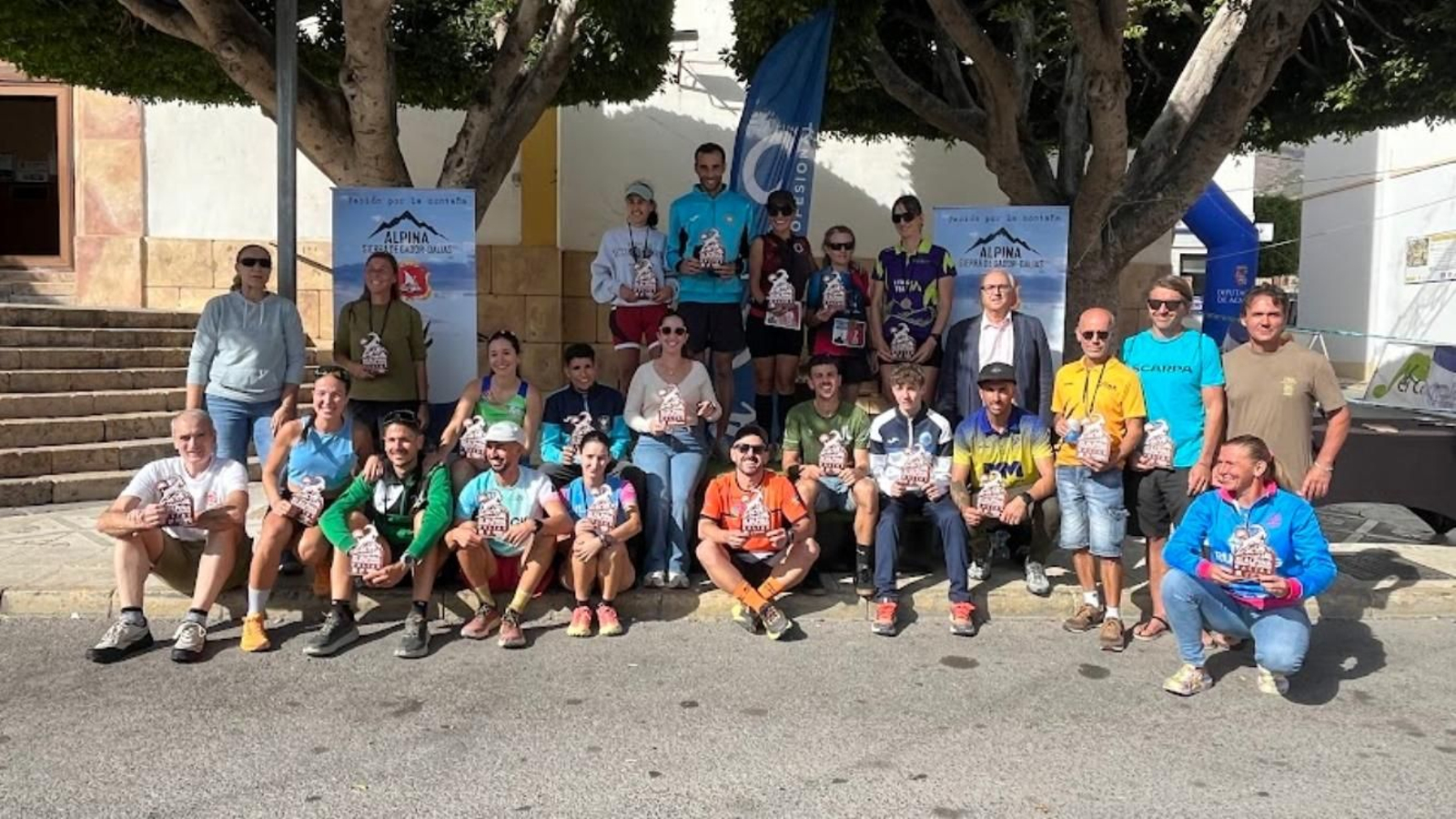 Foto de familia de los ganadores de la XI Carrera por Montaña Alpina Sierra de Gádor-Dalías.