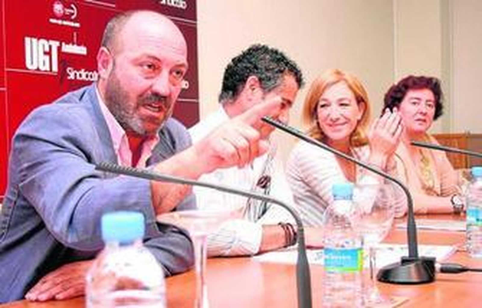 Pedro Jiménez se dirige a los sindicalistas durante el acto acompañado por Jorge Puente, a su izquierda.