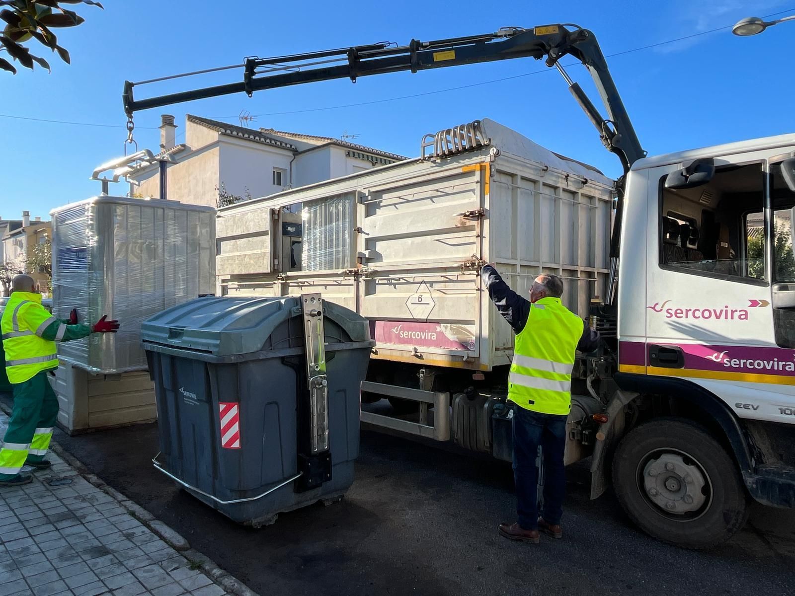Nuevos contenedores para reciclar papel  y envases en veinticuatro municipios de Granada