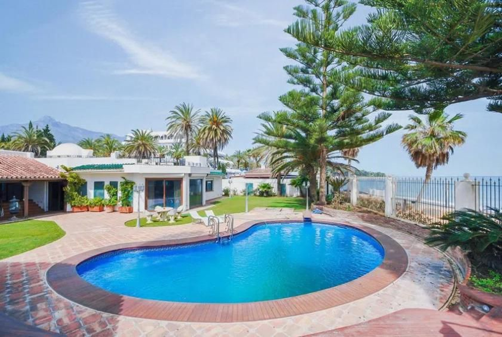 Villa a un paso del mar en la Milla de Oro de Marbella.