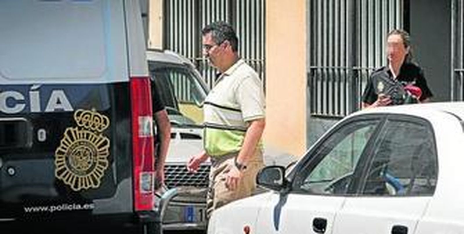 'Don Javier', ya sin esposas, sube a un furgón policial tras abandonar los juzgados en la tarde de ayer.