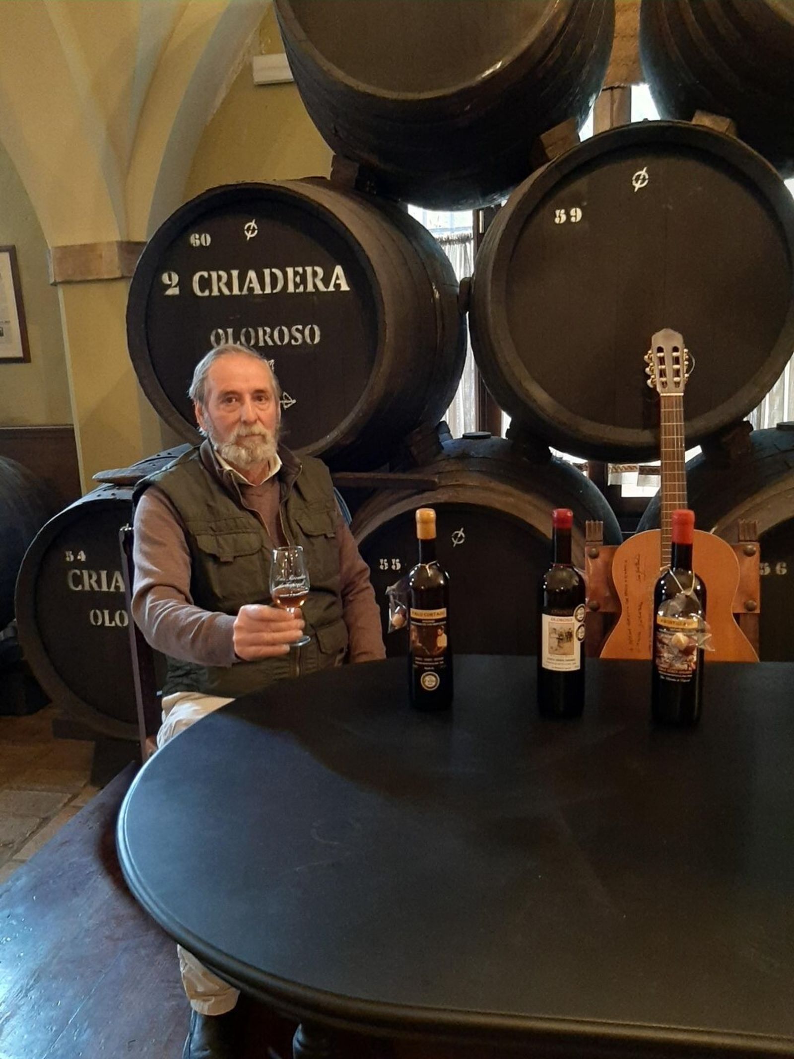Antonio Espinosa de los Monteros brinda por sus vinos.