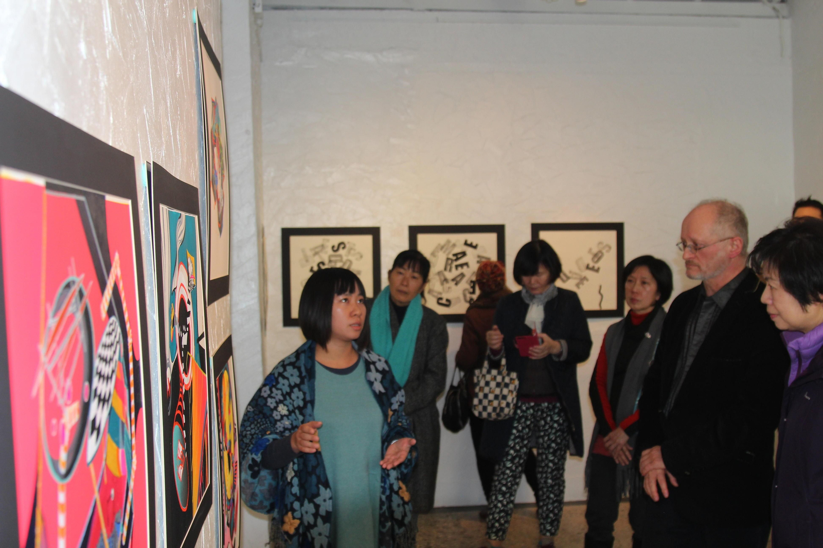 Edouard Weber (dcha.), ayer durante la inauguración en 102ART.