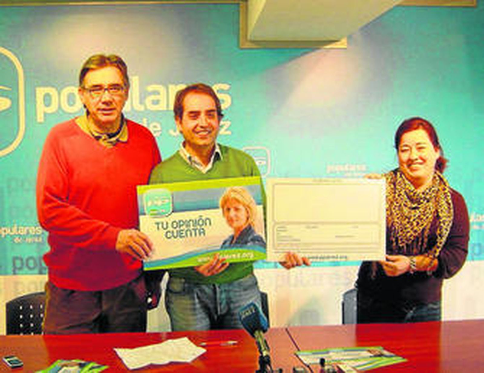 Saldaña, junto a Javier Durá y Lidia Menacho, ayer, presentando la nueva campaña de participación del PP.