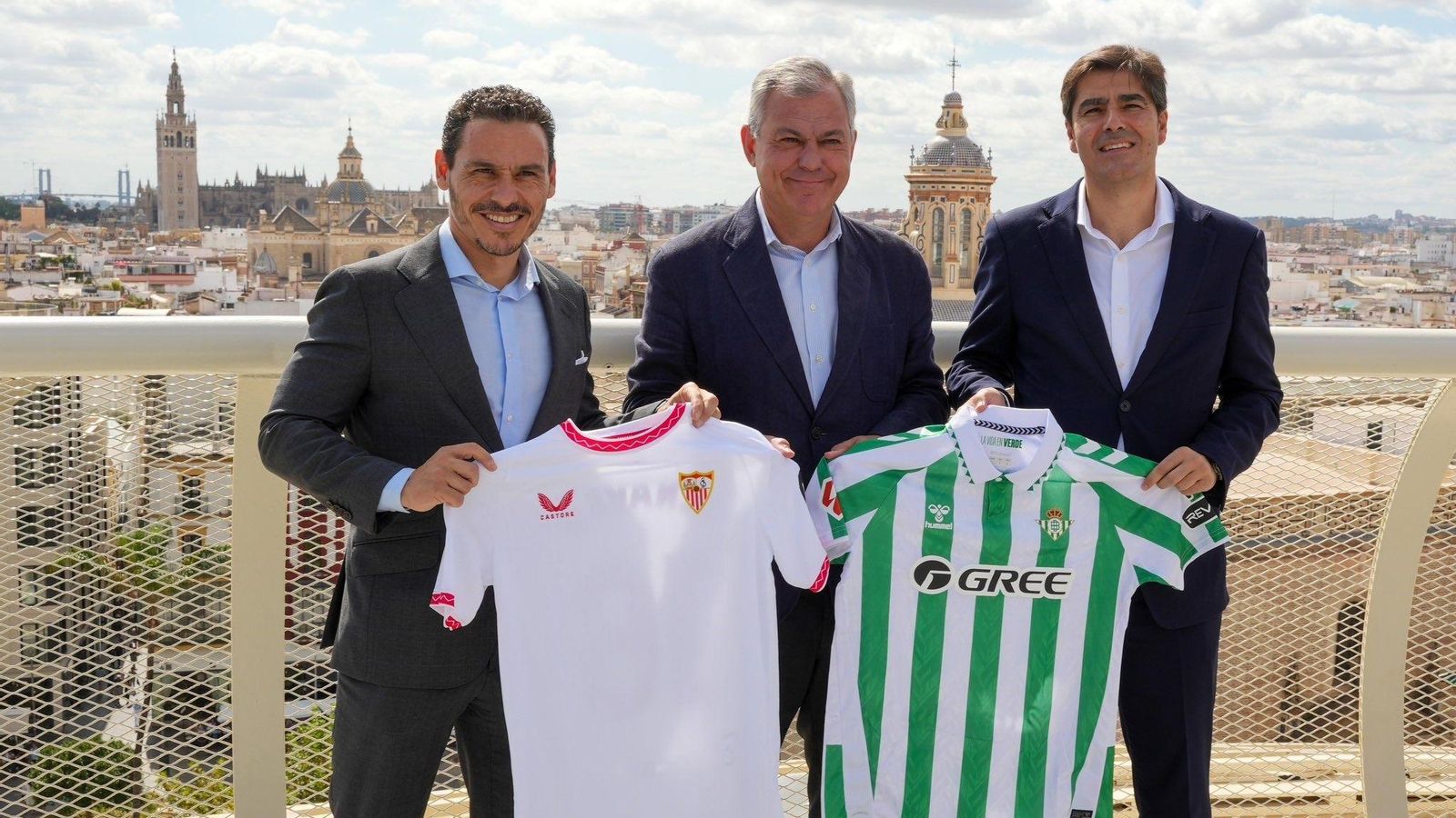 Del Nido Carrasco y Haro, con Sanz en medio, la víspera del último derbi, en Las Setas.