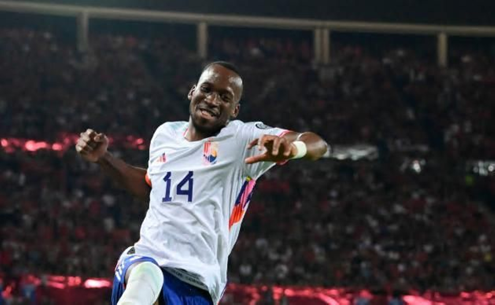 Lukébakio celebra un tanto con la selección de Bélgica.