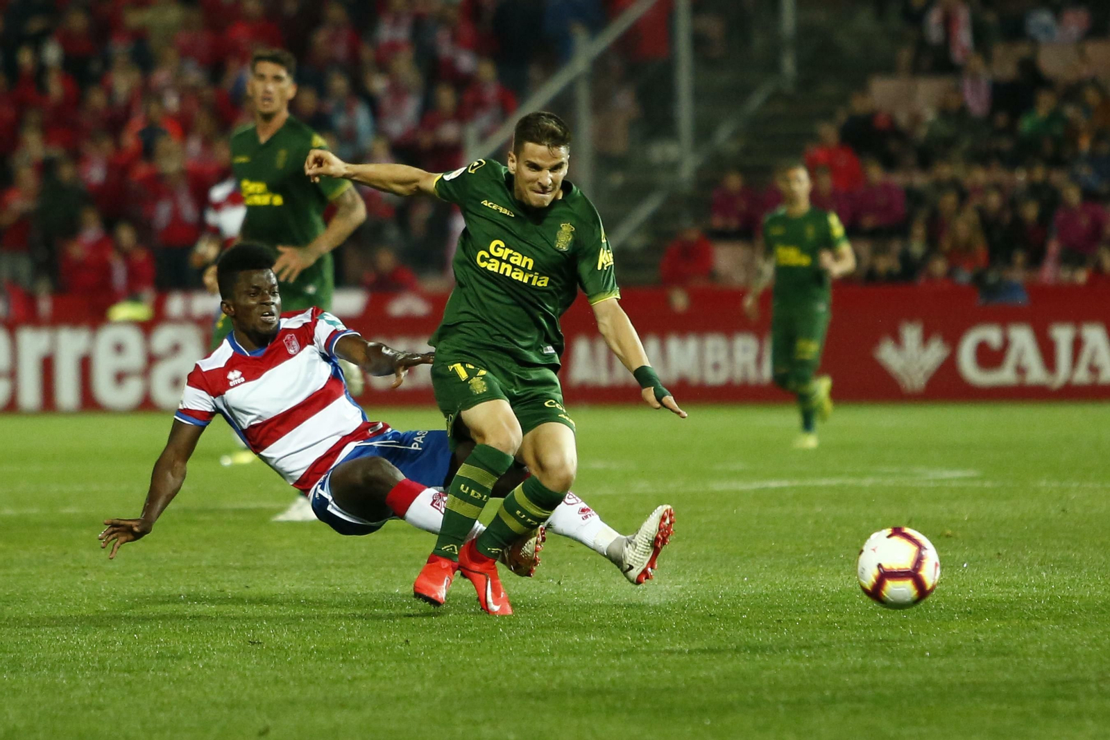 Ramón Azeez trata de impedir el avance de Ruiz de Galarreta.