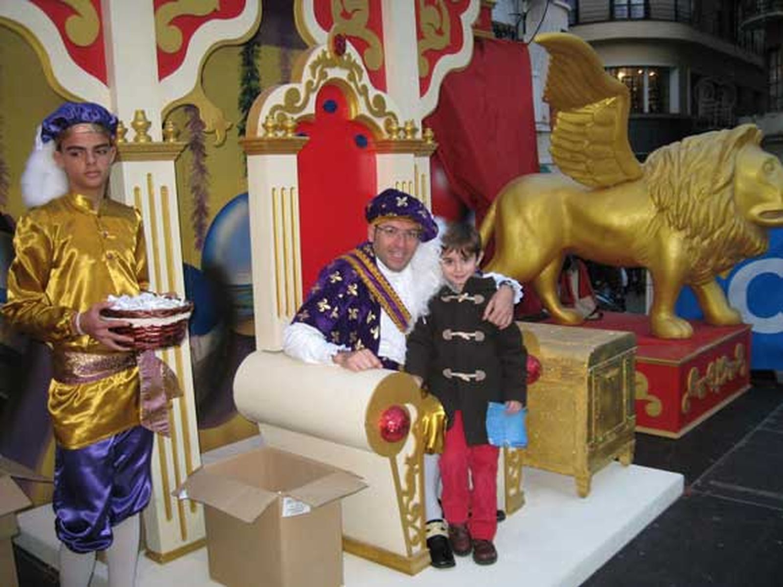 El Paje Real finaliza su misión en Cádiz tras haber recogido las cartas que los niños han redactado para los Reyes Magos.