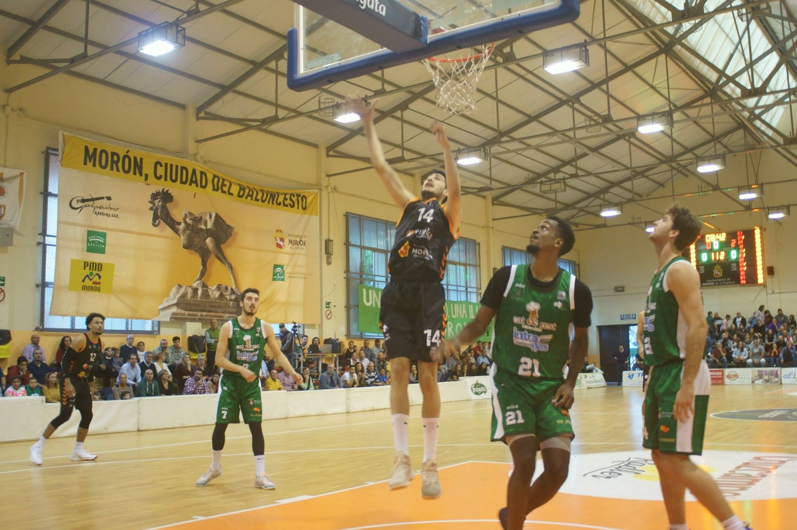 Alejandro Rodríguez se dispone a anotar bajo el aro.