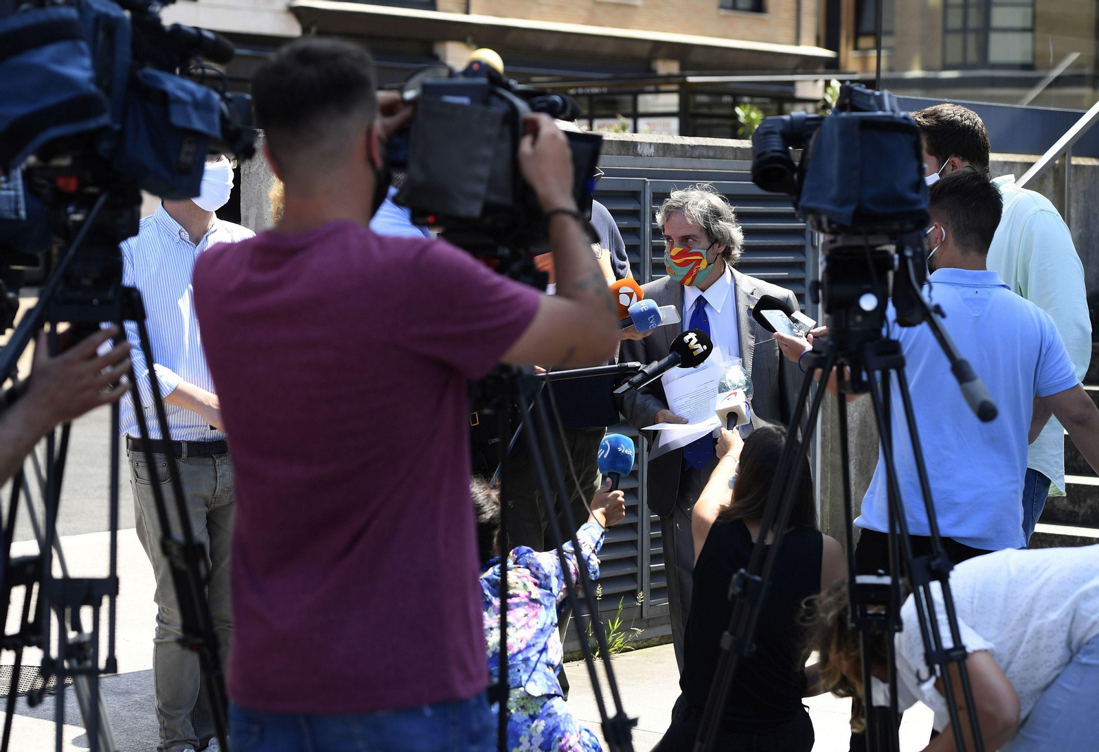El abogado de los cuatro detenidos atiende a los medios.