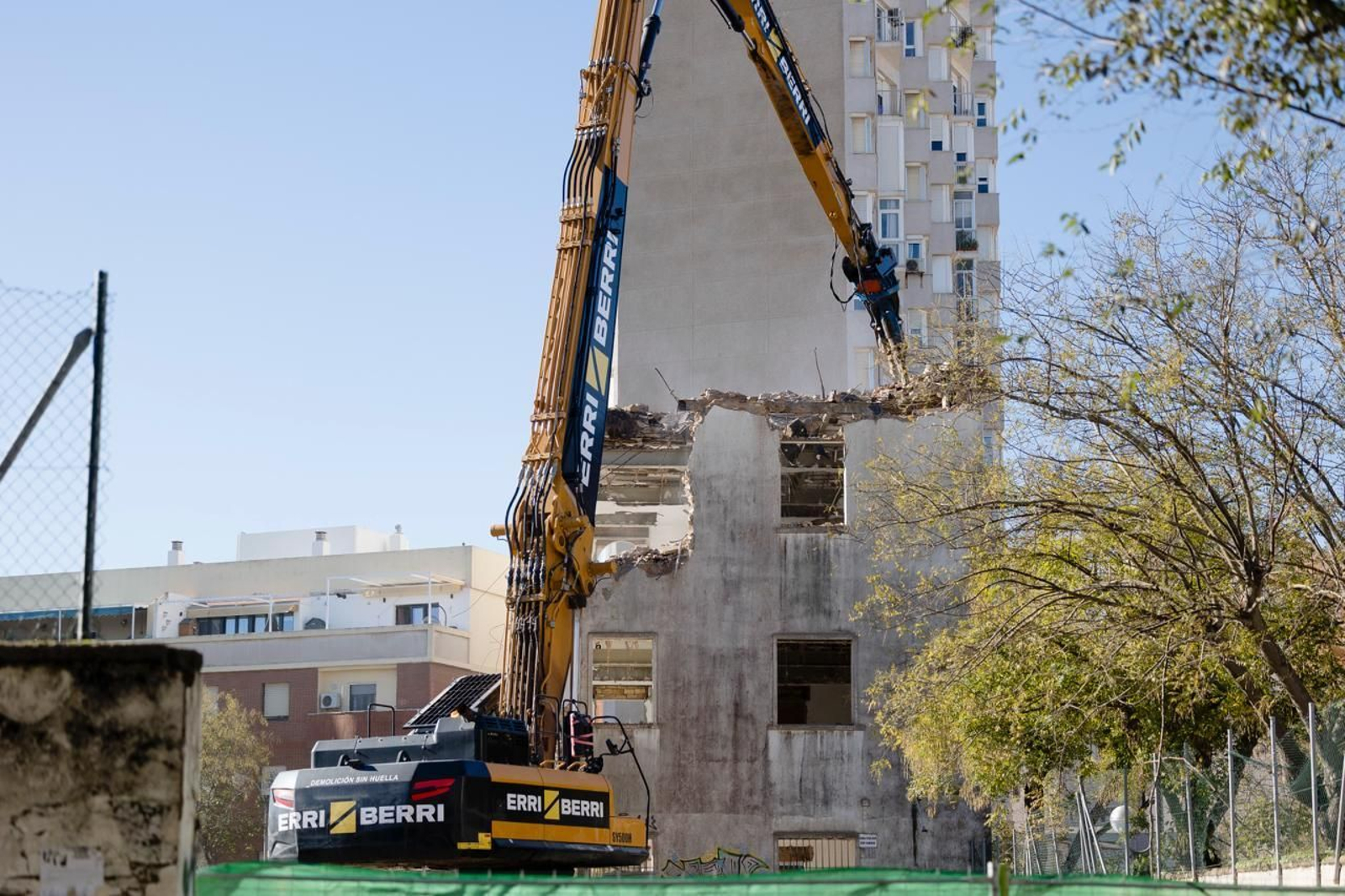 Las máquinas de Erri Berri derriban la antigua sede de Trabajo, en el solar de Tolosa Latour.