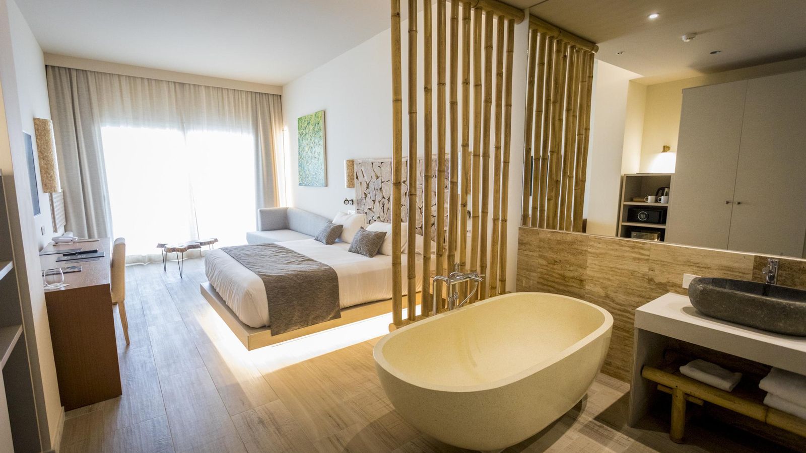 Una de las habitaciones swim up.