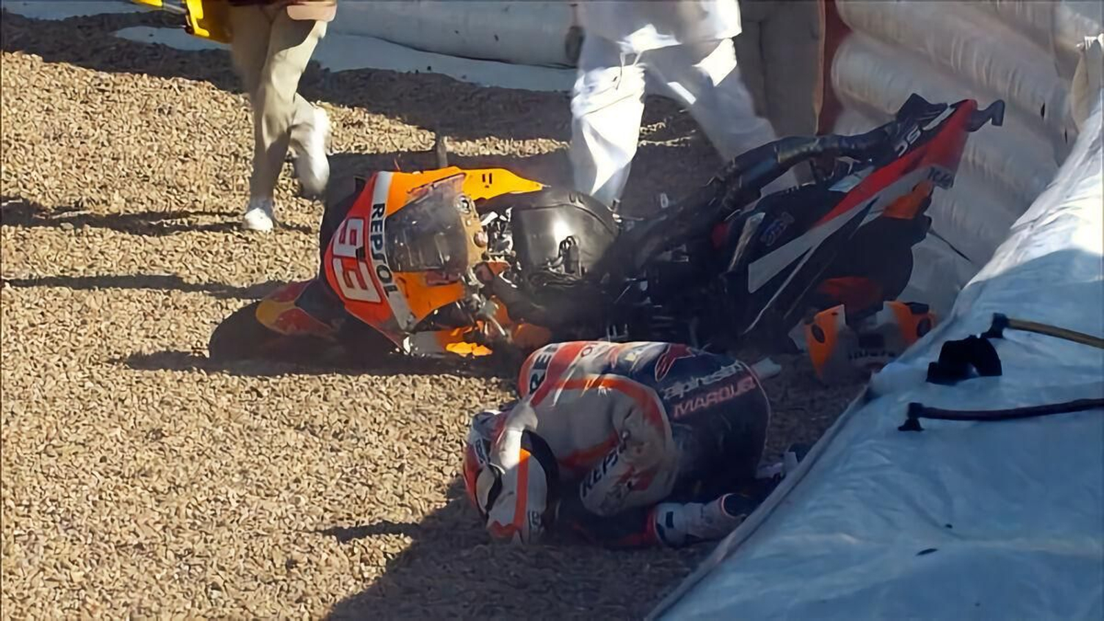 Marc Márquez y su moto, tras la brutal caída sufrida en el FP3 en Jerez.