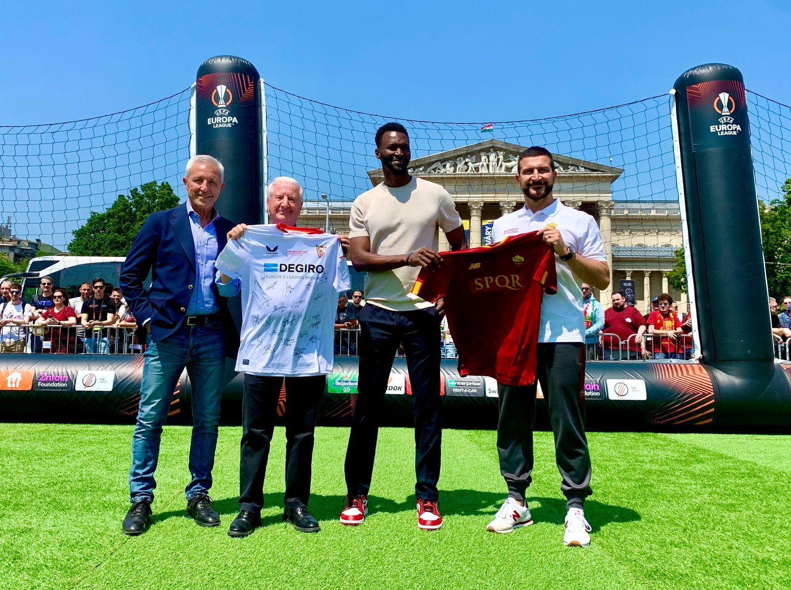 Pablo Blanco, Gabriel Ramos, Pape Gueye y el representante de la Roma, con las camisetas donadas.