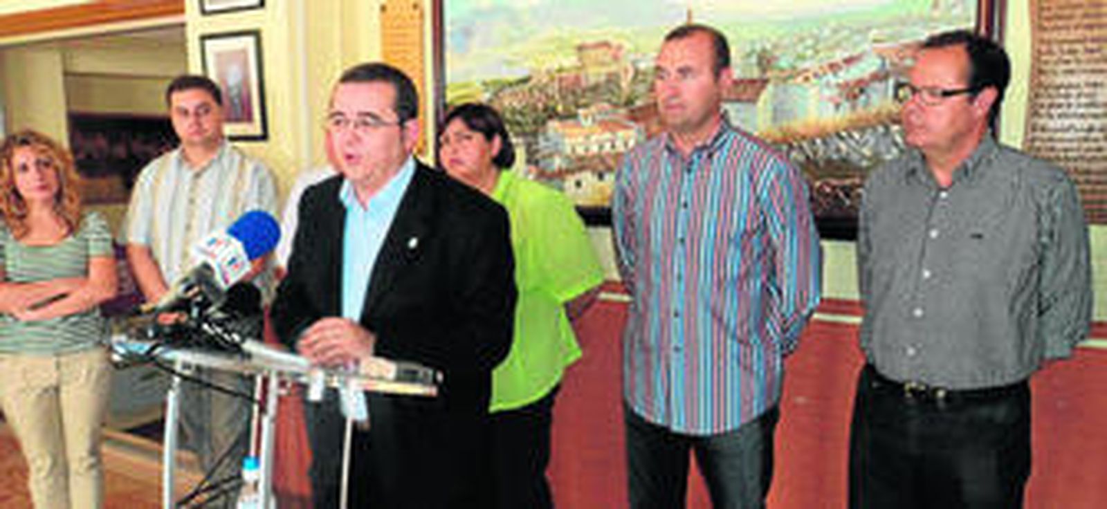 Miguel Castellano, ayer, con algunos componentes de su lista. A su izquierda está Andrés Ruiz, nuevo candidato del PSOE en Loja.