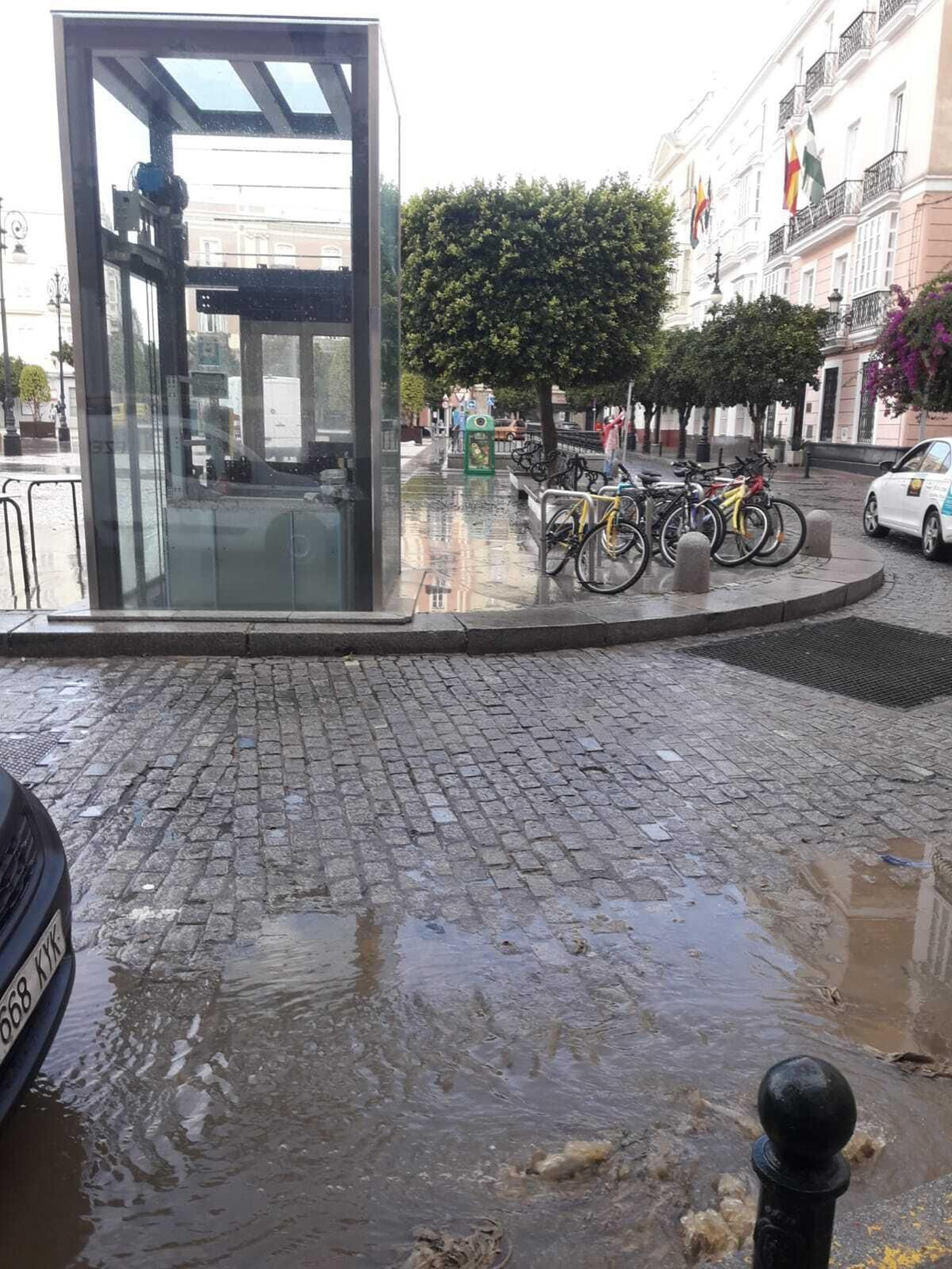 El agua que ha llegado hasta la plaza.