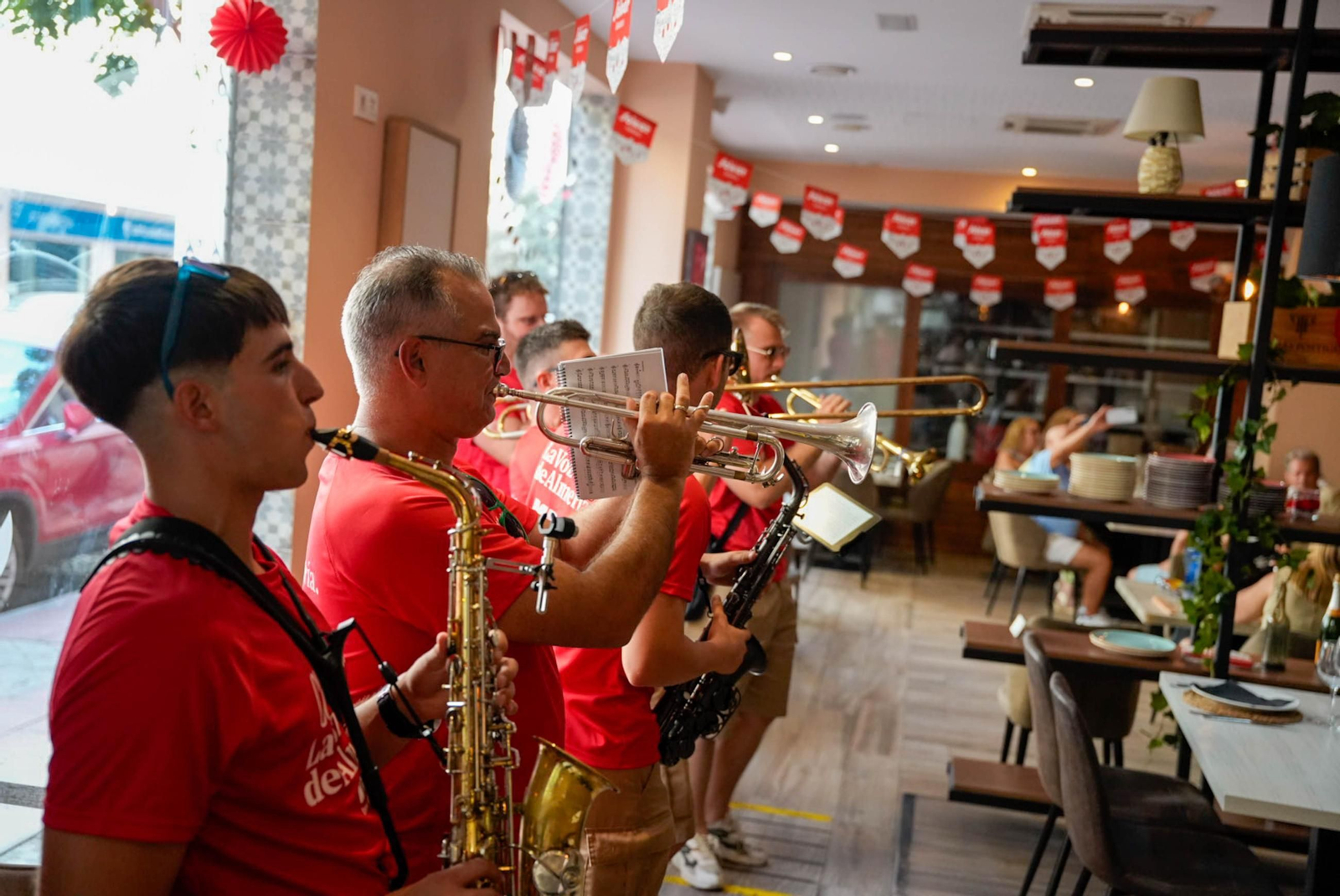 Así viven los almerienses el primer sábado de la Feria del Mediodía