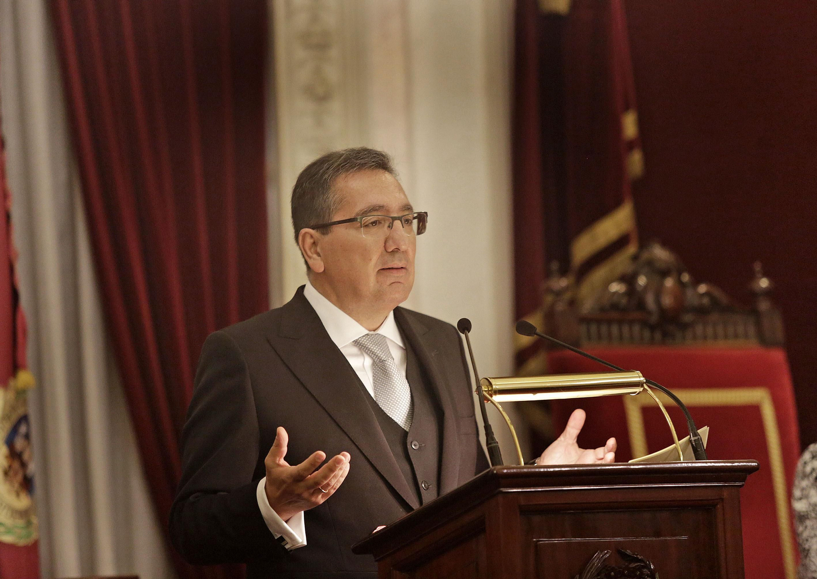 El presidente de la Fundación Cajasol, Antonio Pulido, en el salón de plenos durante su discurso de ingreso en la Real Academia de Bellas Artes de Cádiz.