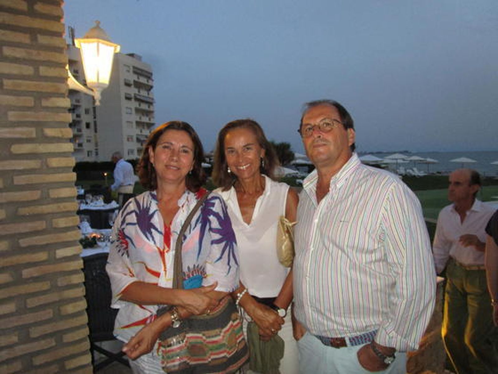 Rocío León, Carmen Pérez y Fernando Soto, durante la presentación del libro, en el Club de Golf de Vistahermosa.  Foto: Ignacio Casas de Ciria