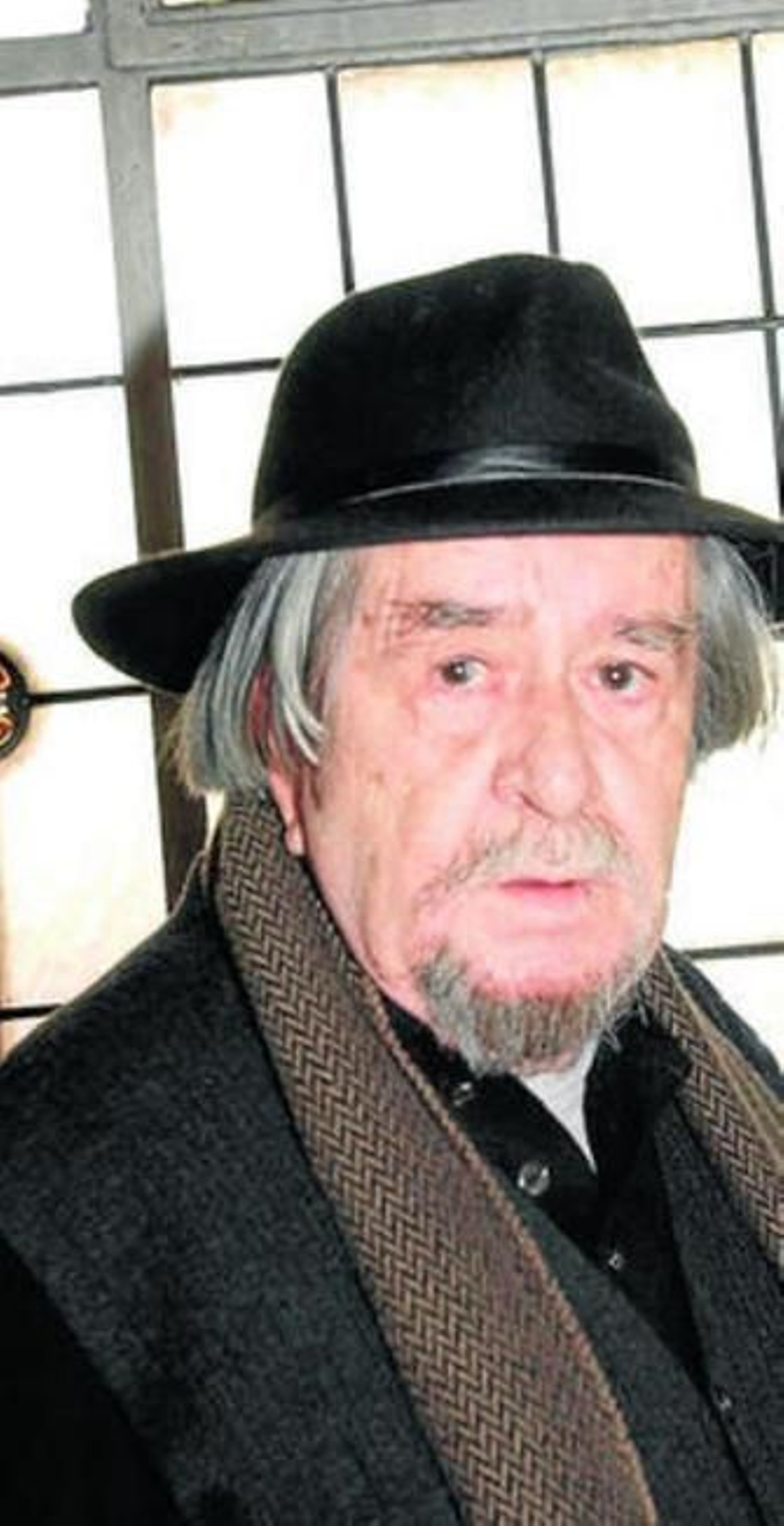 1. Mario Vargas Llosa dedicó su discurso de agradecimiento a defender la facultad de las ficciones para hacer libre al hombre. 2. Ana María Matute logró su sueño del Cervantes, que le será entregado el próximo 23 de abril. 3, 4 y 5. Carlos Edmundo de Ory, José Saramago y Miguel Delibes forman parte ya de la inmortalidad literaria.