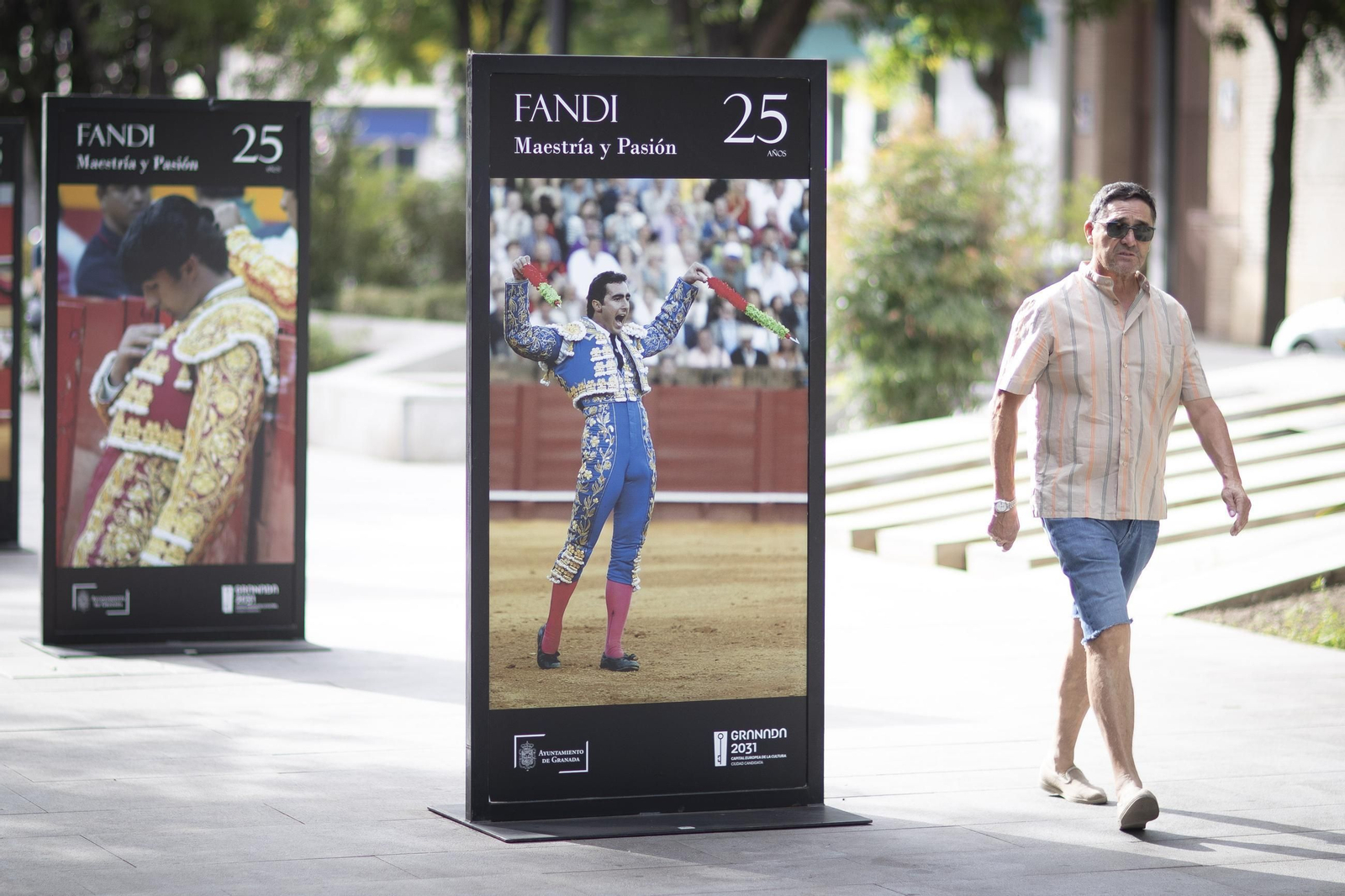 Las imágenes de la nueva exposición al aire libre que rinde homenaje a “El Fandi” en Granada